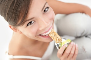 woman-eating-granola-bar